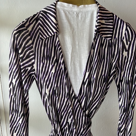 Vintage DVF Silk Classic long Sleeve Wrap in pristine condition - Picture 2 of 7